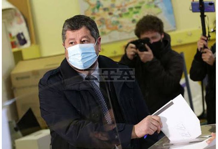 Христо Иванов гласува с хартиена бюлетина Христо Иванов гласува с хартиена бюлетина